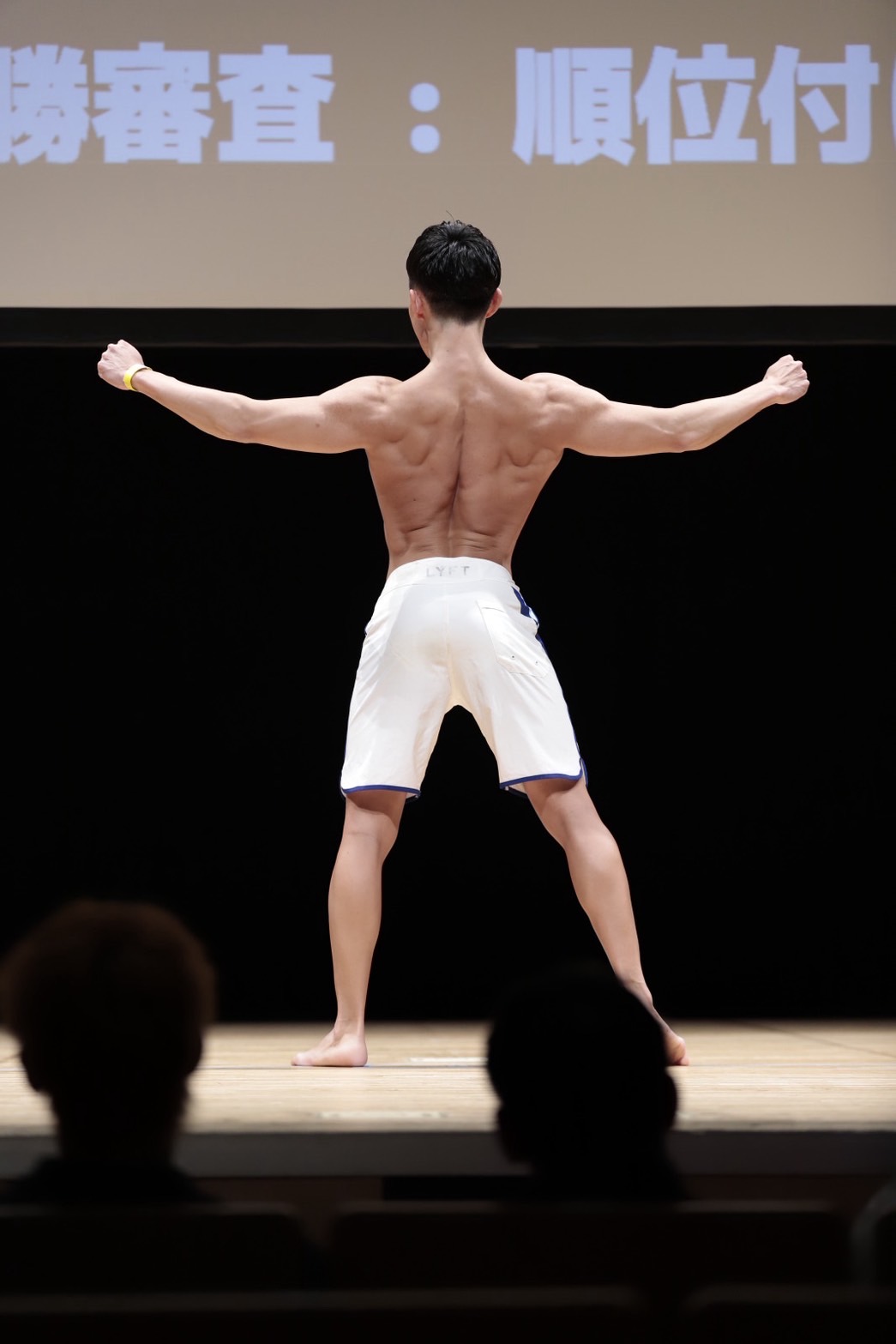 ボディコンテストで背中を披露する佐藤樹